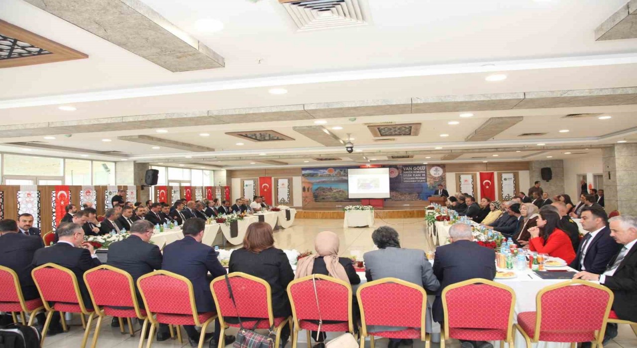 Van Gölünden yaklaşık 2 milyon metreküp bir dip çamuru çıkarıldı