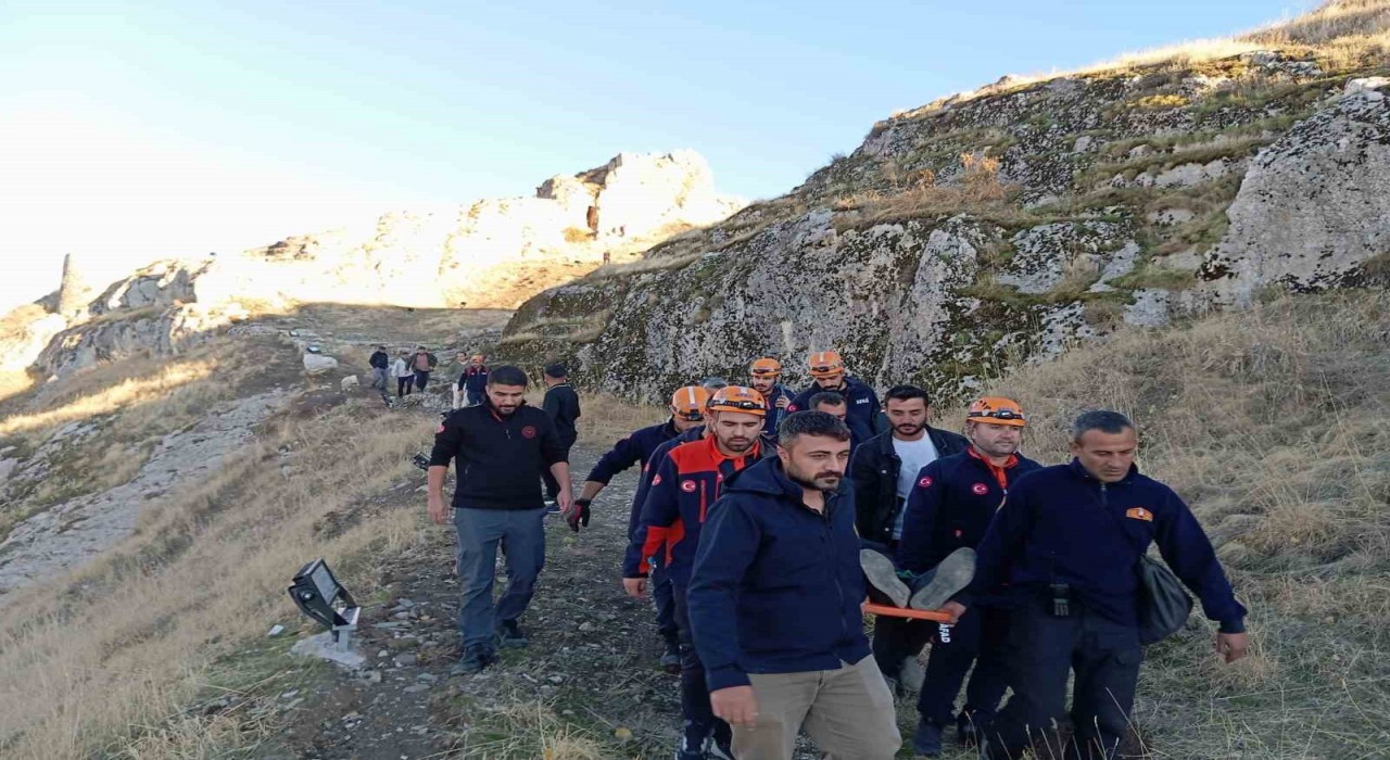 Van Kalesinden düşen kişi ağır yaralandı