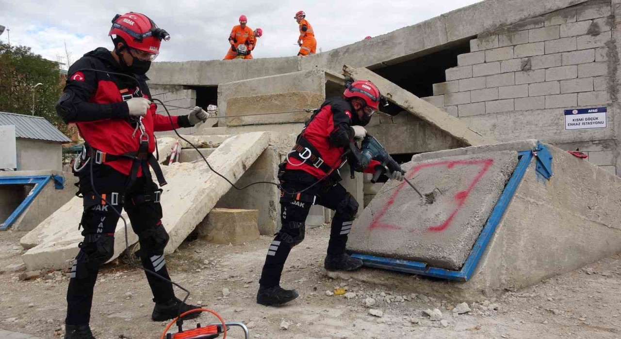 Vanda 7.2lik depremin yıl dönümünde gerçeği aratmayan tatbikat