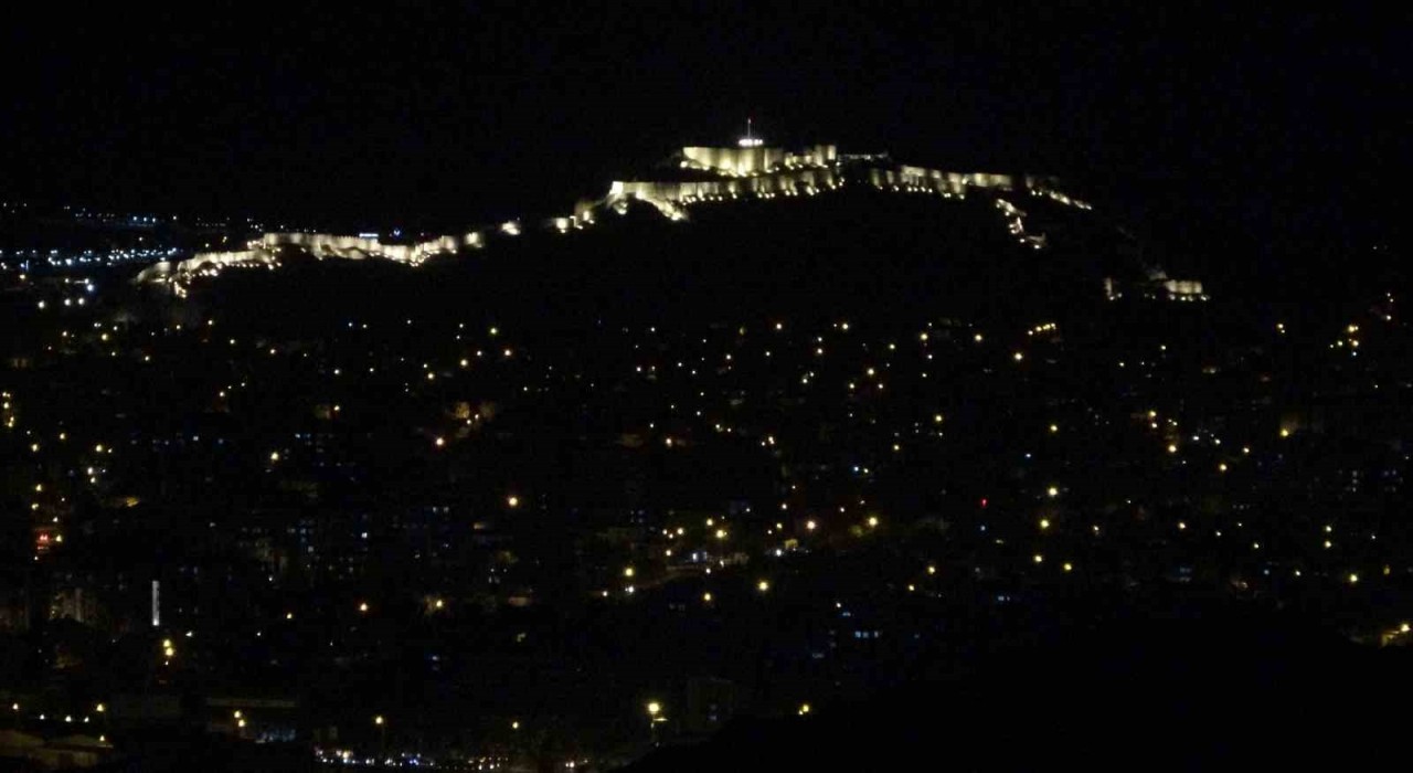 Vanda büyüleyici anlar: Güneşin batışıyla birlikte şehir merkezinde yanan ışıklar, ortaya eşsiz bir manzara çıkardı