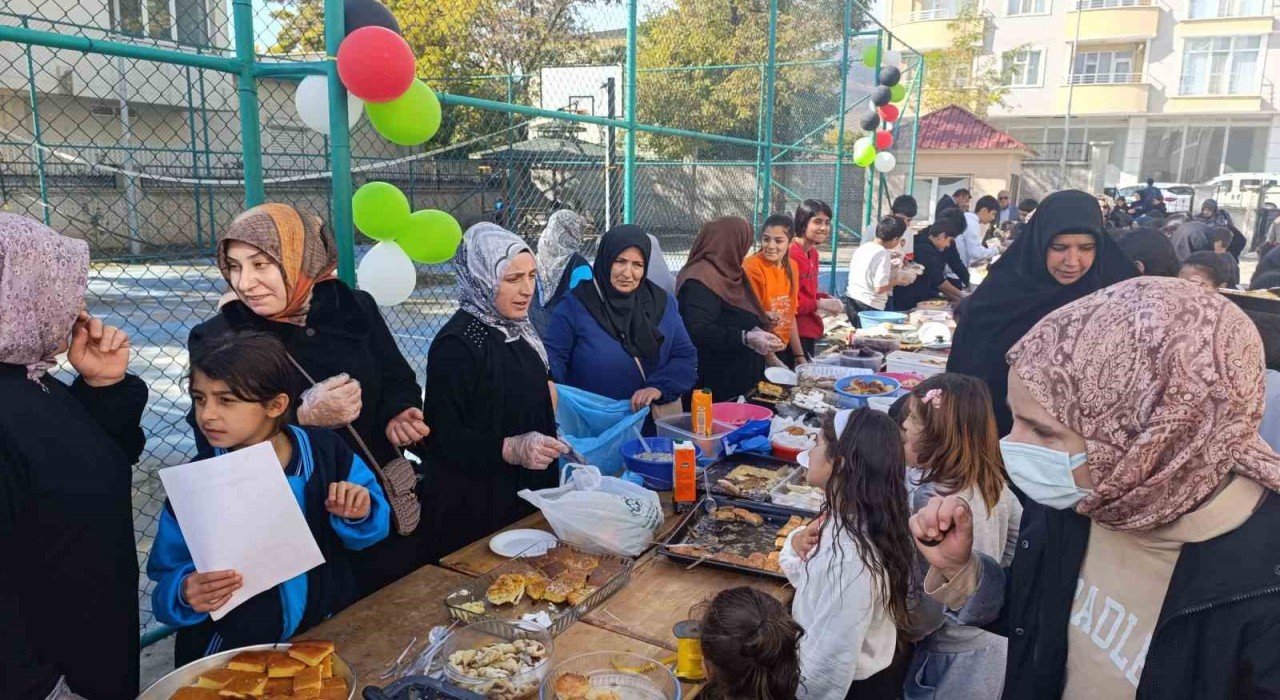 Vanda Gazze yararına hayır panayırı düzenlendi