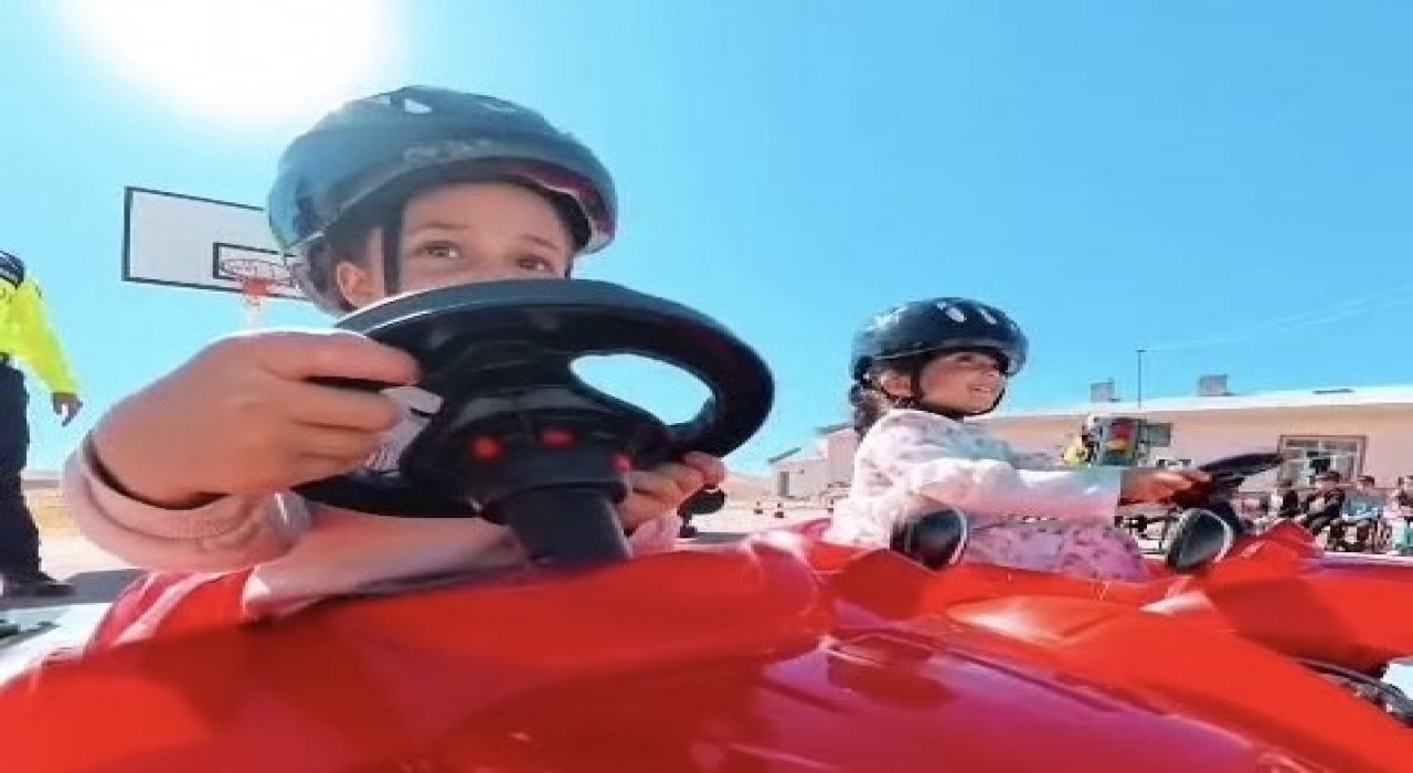 Vanda jandarma ekiplerinden öğrencilere uygulamalı trafik eğitimi