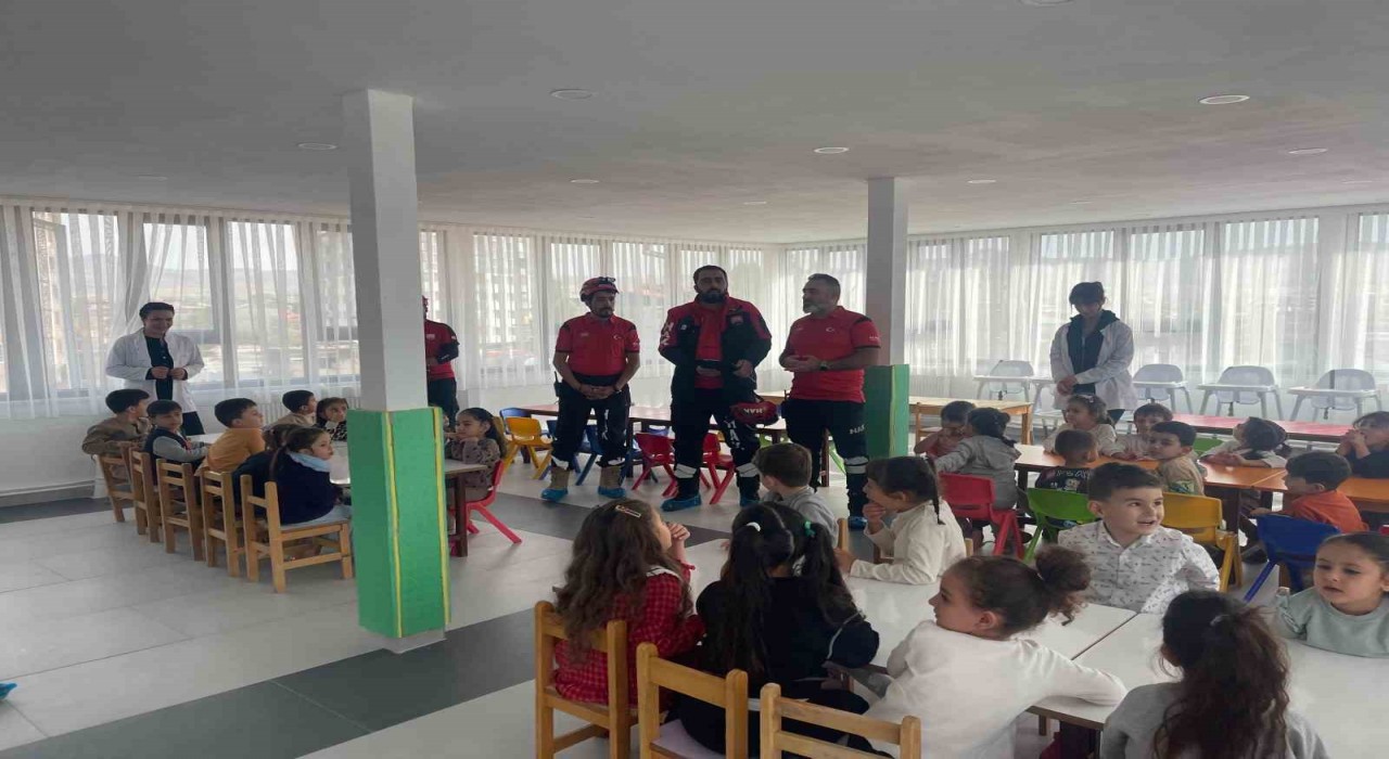 Van'da minik öğrencilere afet bilinci aşılandı