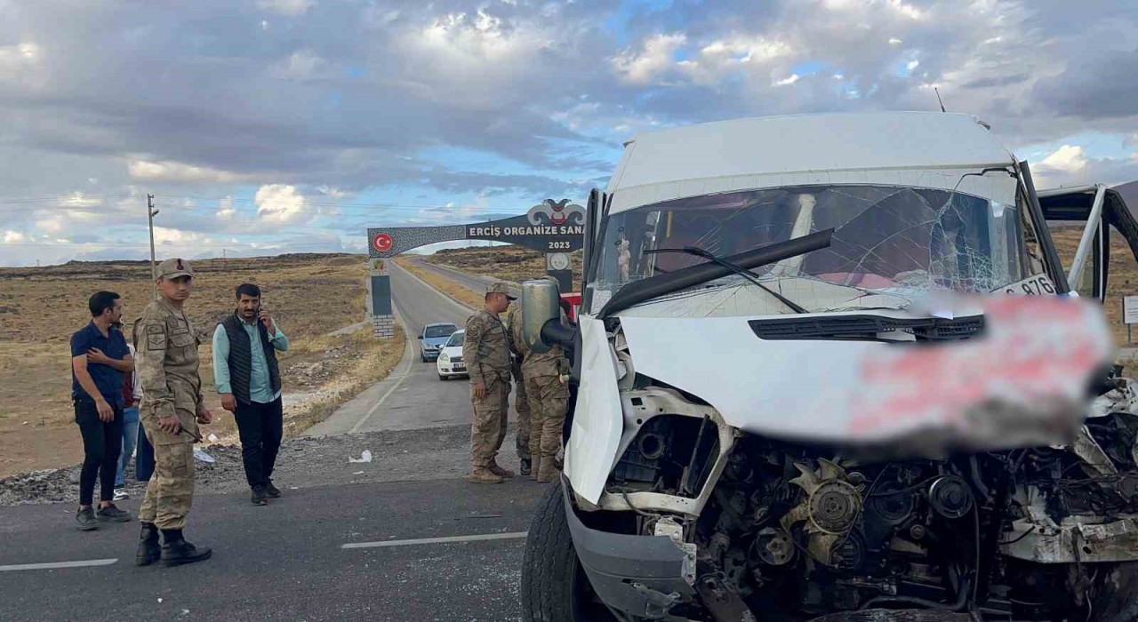 Vanda okul servisiyle tır çarpıştı: 15 yaralı