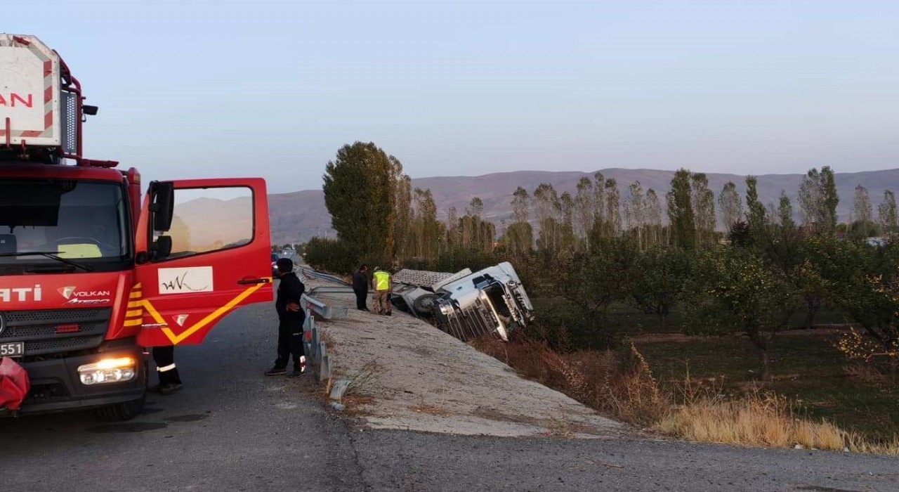 Vanda tır şarampole yuvarlandı: 1 yaralı