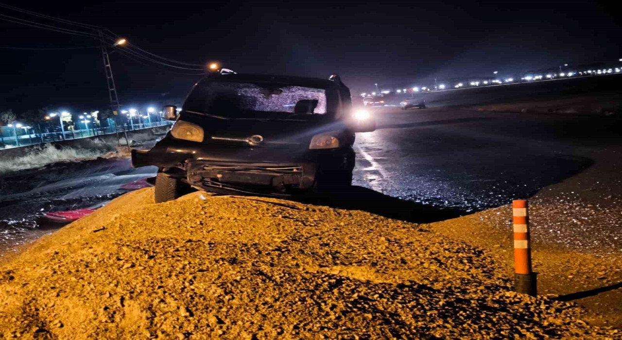VEDAŞın yer altı çalışmaları Vanlıları mağdur ediyor: Kazı yapılan alanda dün akşam maddi hasarlı kaza meydana geldi