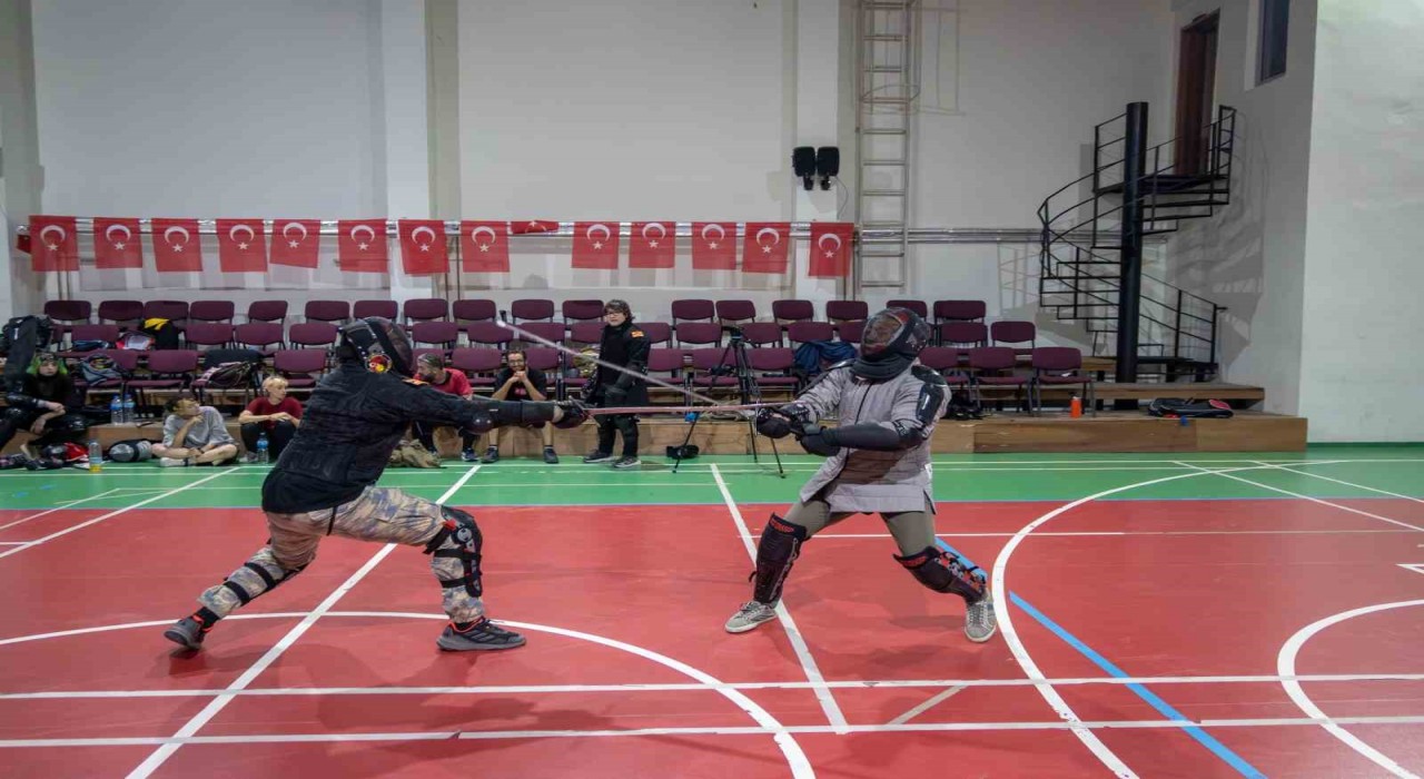 Video oyunu merakı baba-oğlu kılıç sporunda buluşturdu