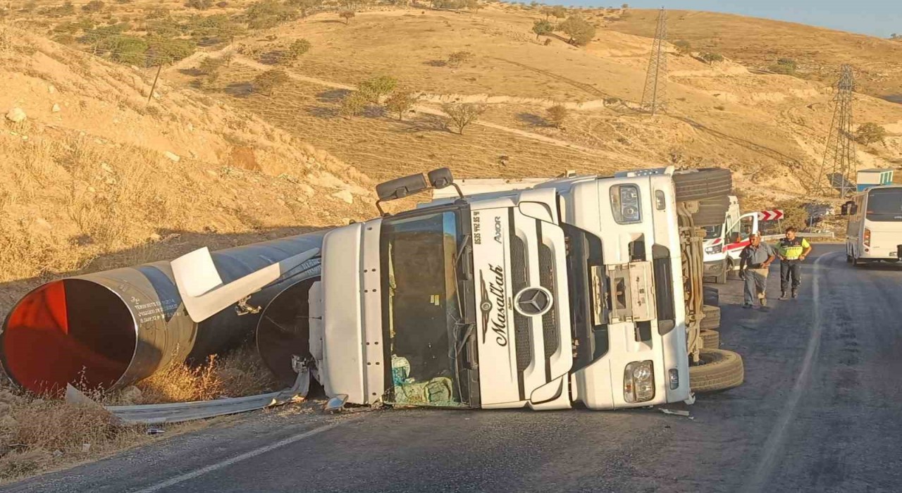 Virajı alamayan tır devrildi
