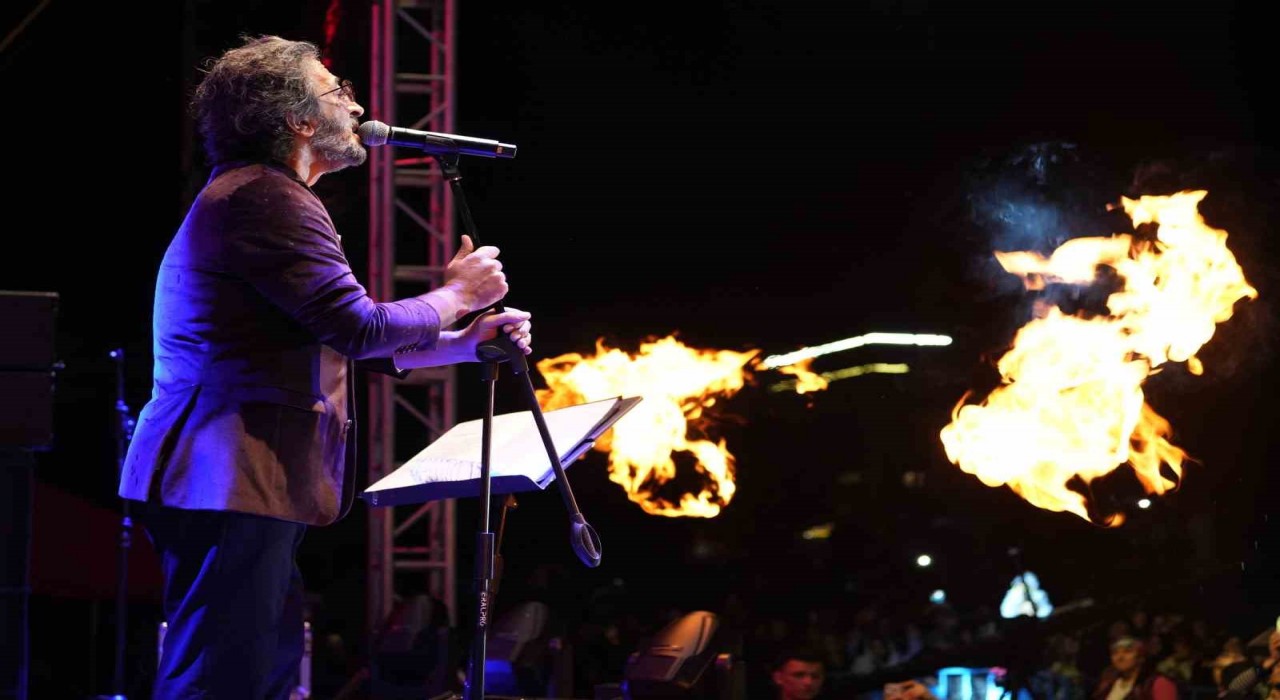 Yağmur altında Cumhuriyet coşkusu: Ünlü şarkıcı Fettah Can hayranlarıyla buluştu