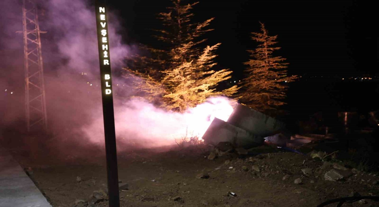 Yağmur kısa devre yaptırdı, elektrik kablosu alev alev yandı