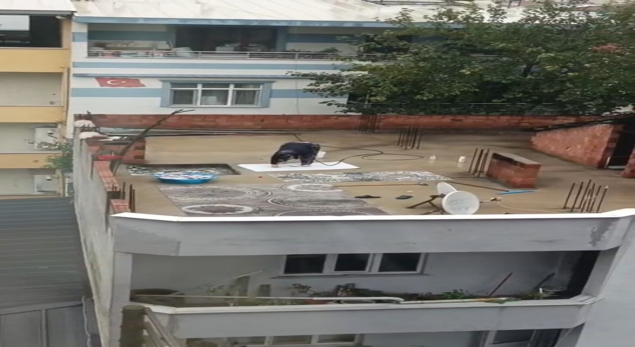 Yağmurlu havada çatıda halı yıkadı, görenler şaştı kaldı