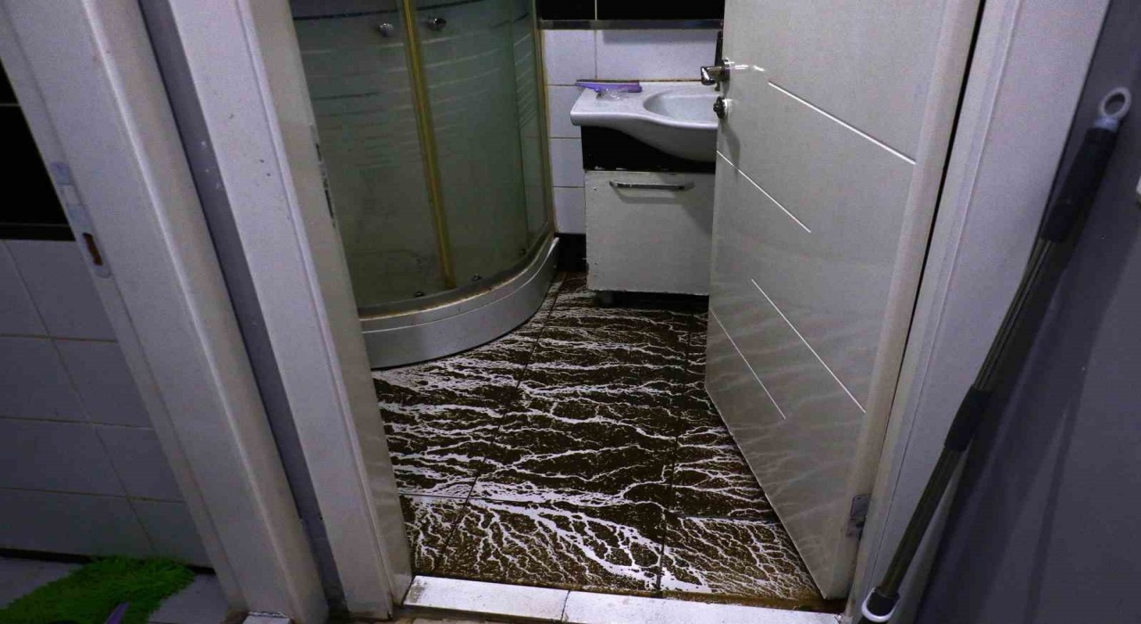 Yağmurun etkisiyle atık borusu evine taşan adamdan ABBye isyan