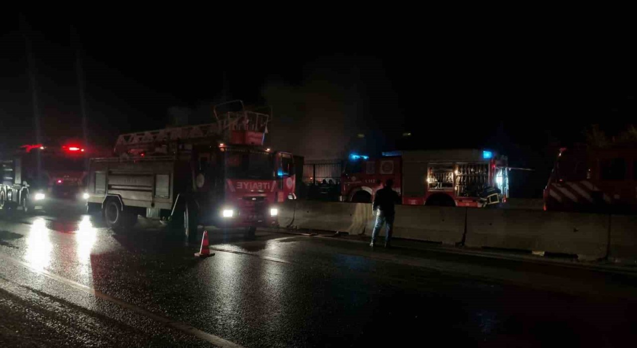 Yalovada seyir halindeki tır alevlere teslim oldu
