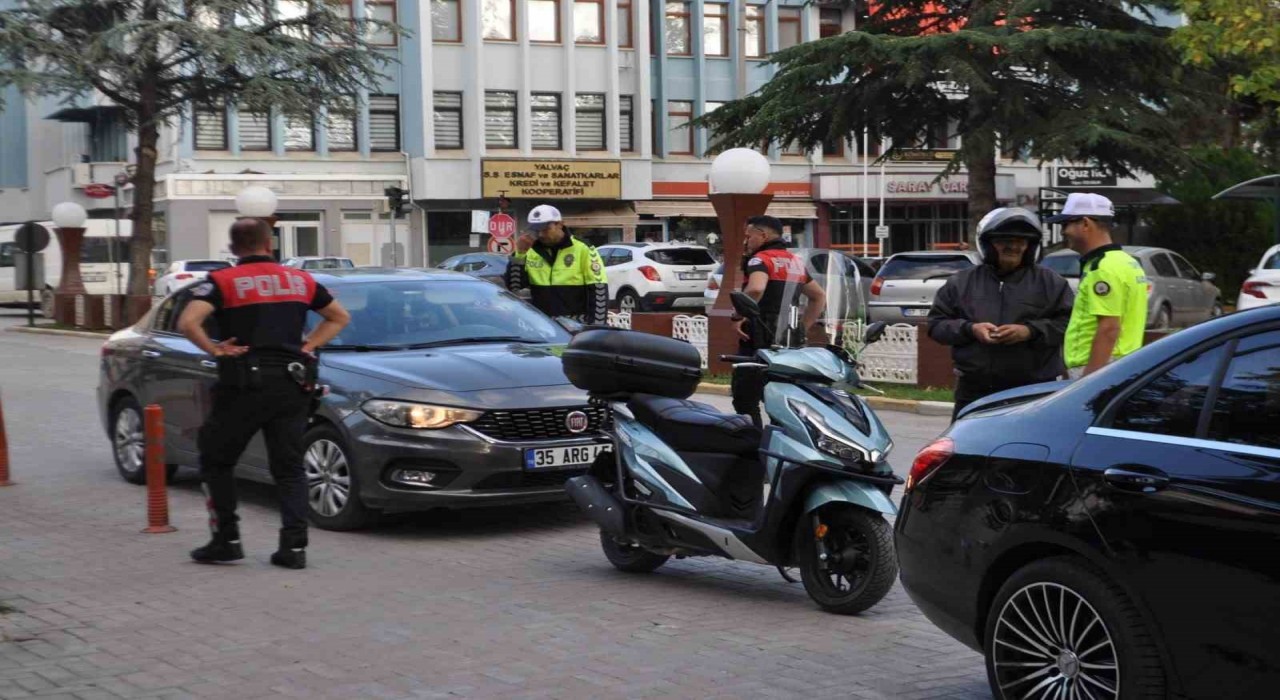 Yalvaçta huzur ve güven denetiminde çok sayıda araca ceza kesildi