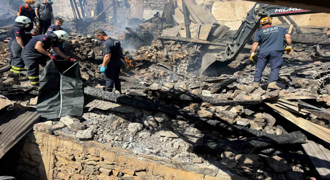 Yangında çöken evdeki 2 kardeşin ceset kalıntıları bulunarak adli tıpa gönderildi