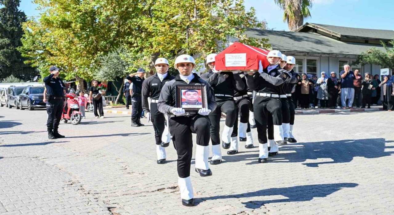 Yangında ölen polis memuru Adanada toprağa verildi