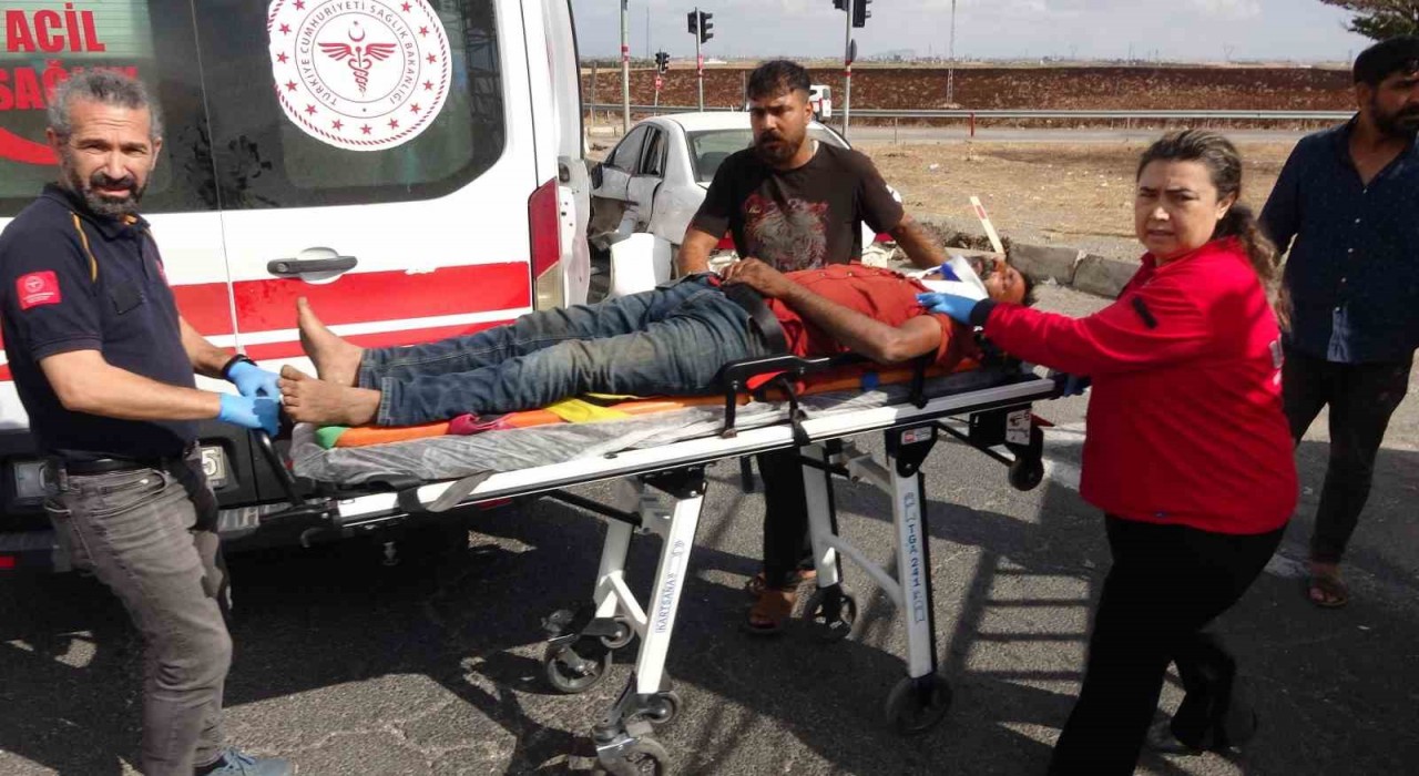 Yaralı taşıyan otomobille kamyonet çarpıştı: 3 yaralı