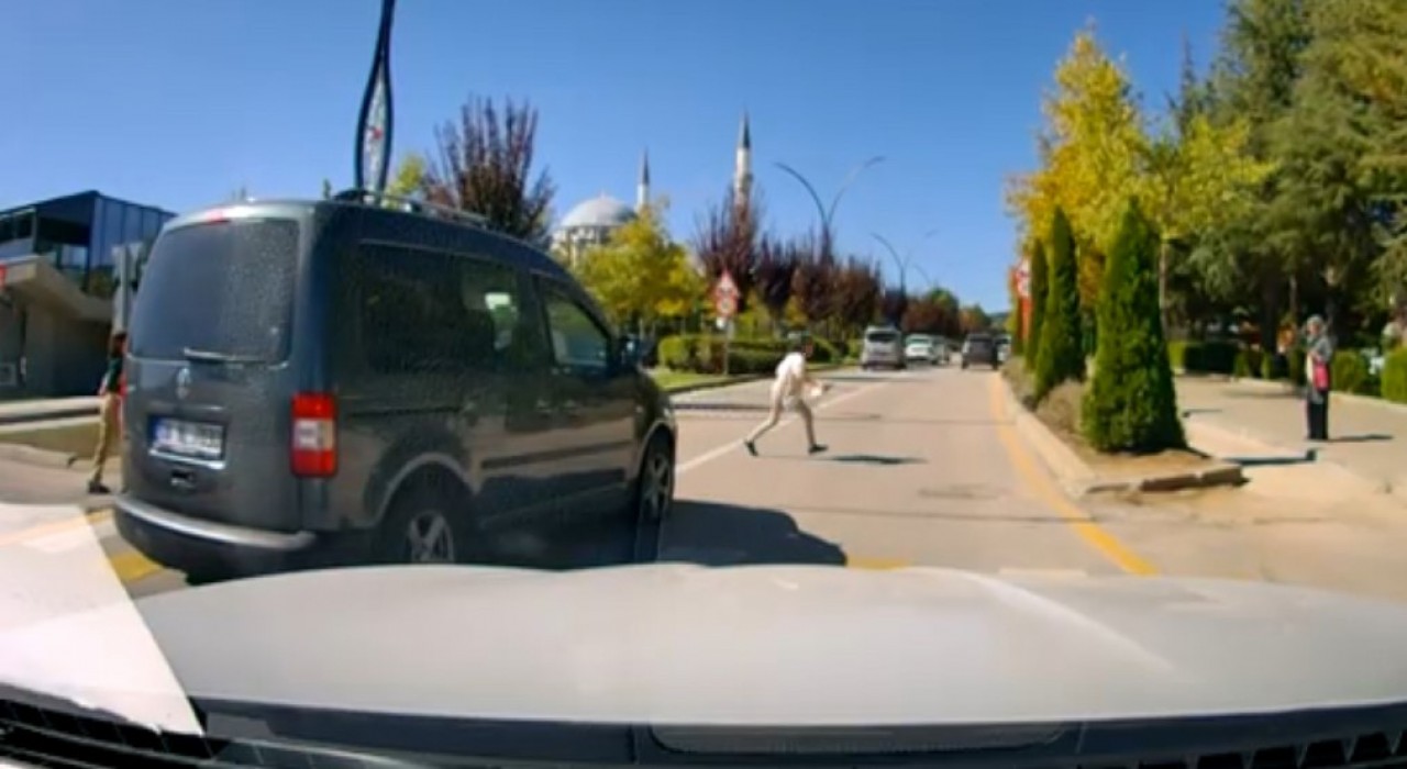 Yaya geçidinde aracın çarptığı çocuk yaralandı