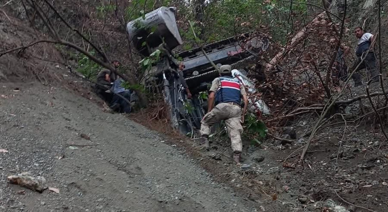 Yaylada uçuruma yuvarlanan kepçenin operatörü hayatını kaybetti