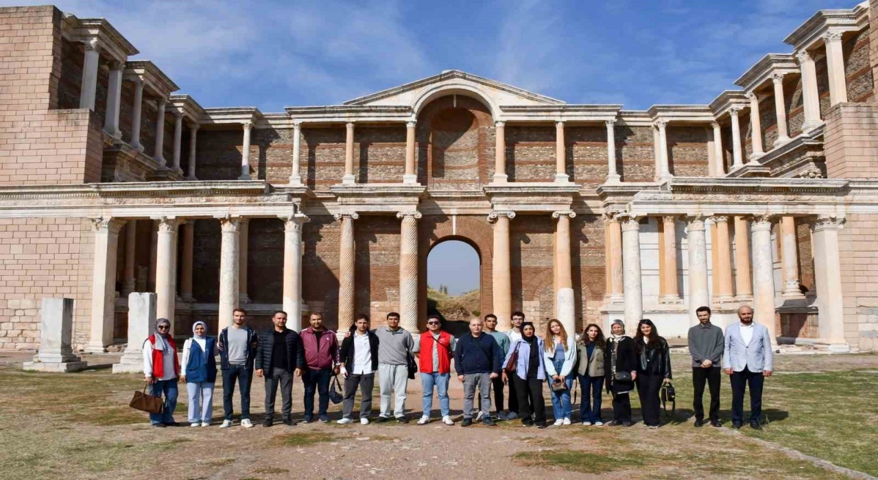 Yeni üniversiteliler Salihliyi keşfetti