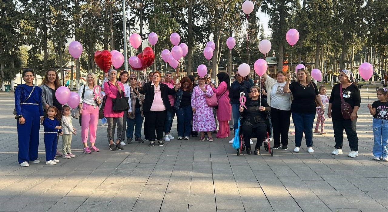 Yıllar süren mücadeleyle meme kanserini yenen kadın ve destekçileri gökyüzüne pembe balon bıraktı