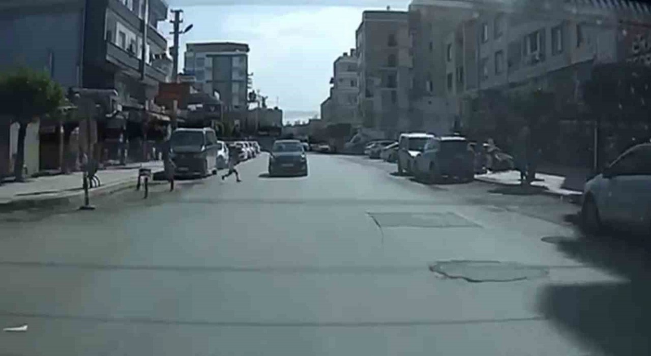 Yola fırlayan çocuğa çarpmamak isterken karşı yönden gelen otomobille kafa kafaya çarpıştı