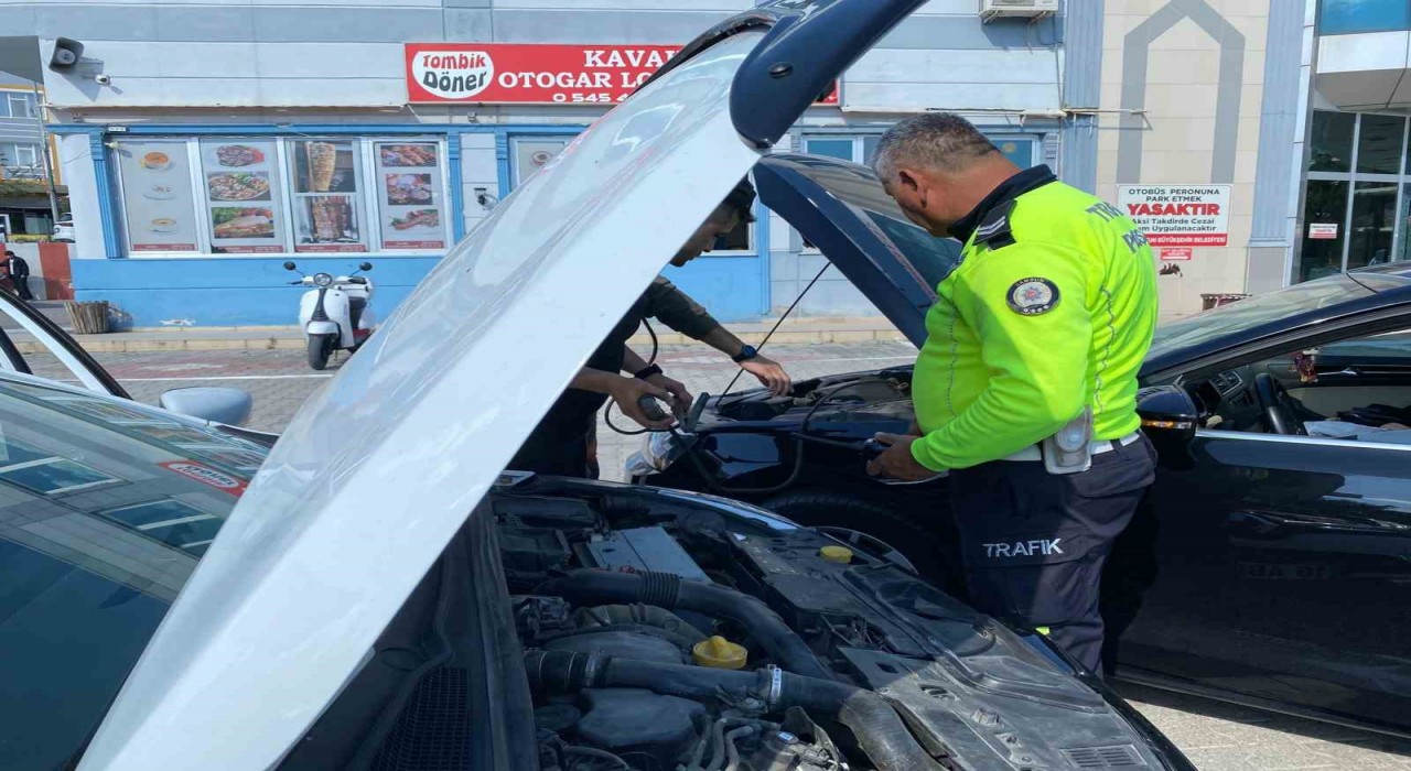 Yolda kalan ailenin yardımına polis ekipleri yetişti