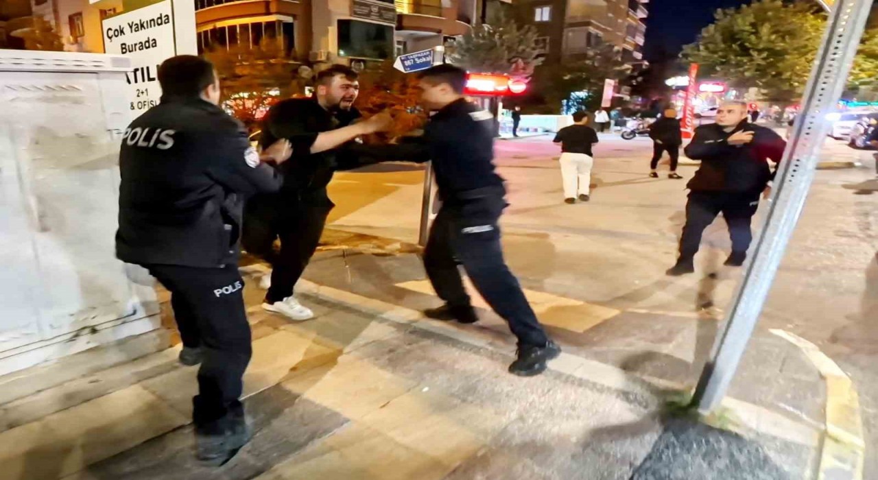 Yoldan geçen araçlara zarar verdi, polise direndi, Öldürün beni diye bağırdı