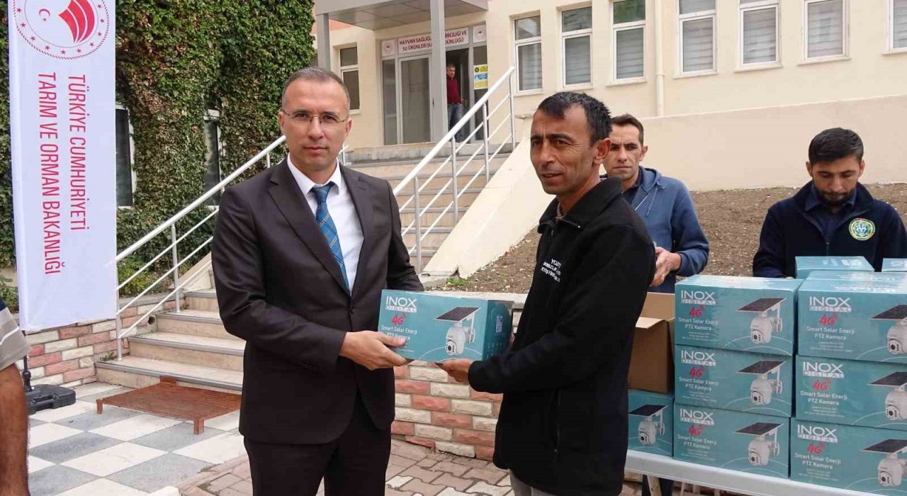 Yozgatta 68 çiftçiye kamera seti ve kamp lambası dağıtıldı