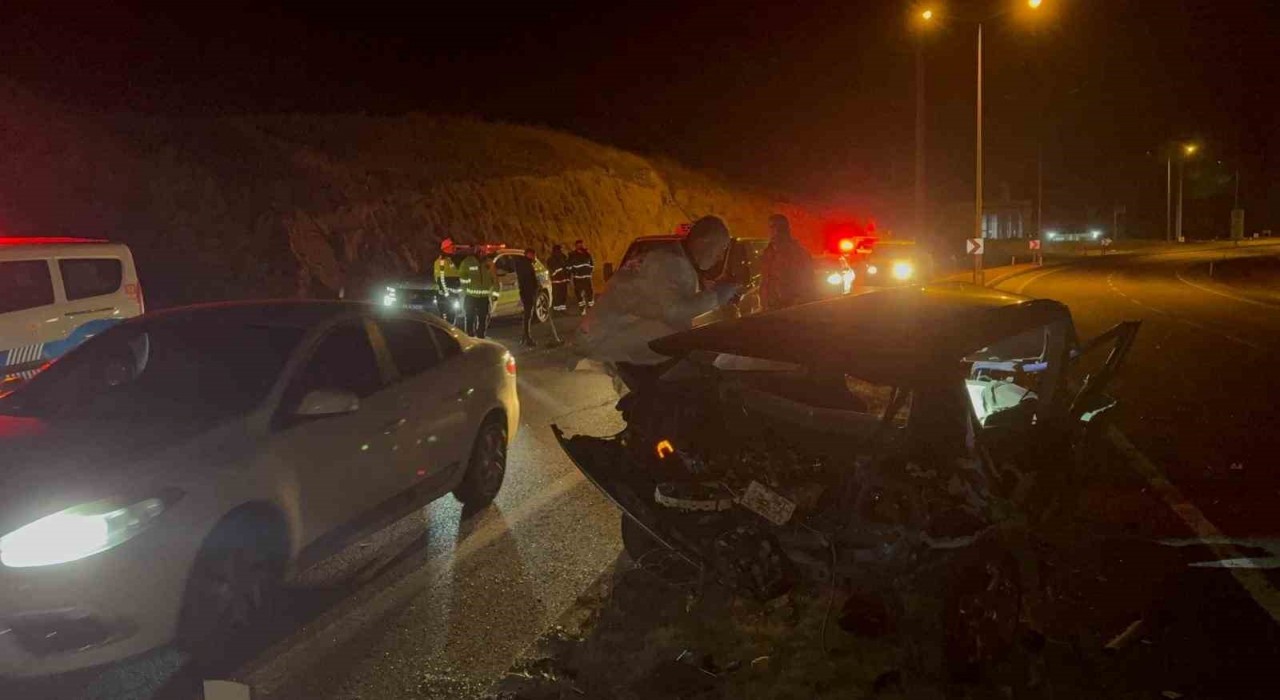 Yozgatta aydınlatma direğine çarpan otomobilin sürücüsü hayatını kaybetti