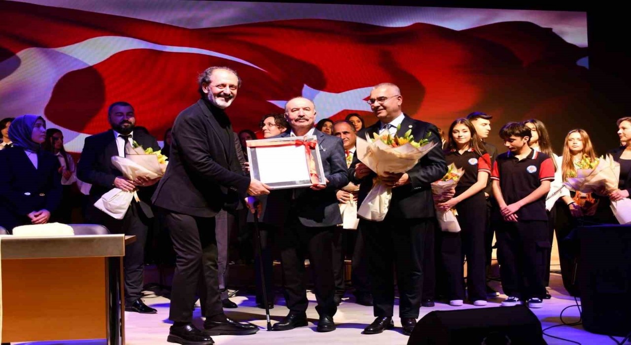 Yücel Arzen, öğrencilerle birlikte sahne aldı