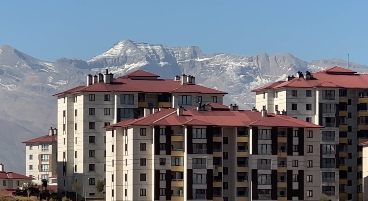 Yüksekovada araçların camları buz tuttu, dağların tepesi beyaza büründü