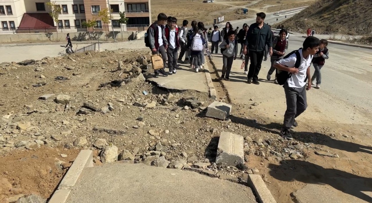 Yüksekovada doğalgaz çalışmaları tamamlanmadı, kazılan yollar öylece kaldı