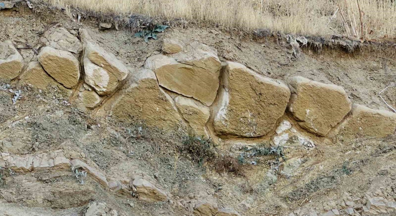 Yüksekovada gizemli buluntu heyecanı: Esnaf tarihçilere çağrı yaptı