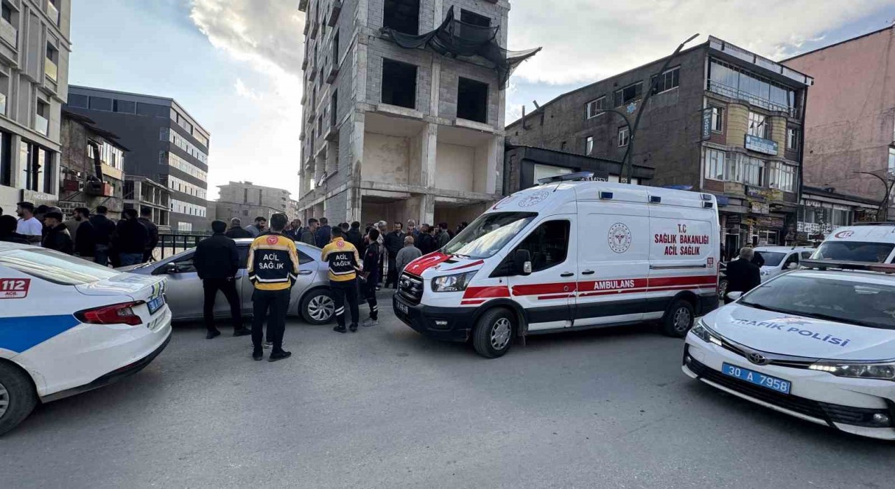 Yüksekovada intihar girişimi: Polis uzun uğraşlar sonucu vatandaşı kurtardı