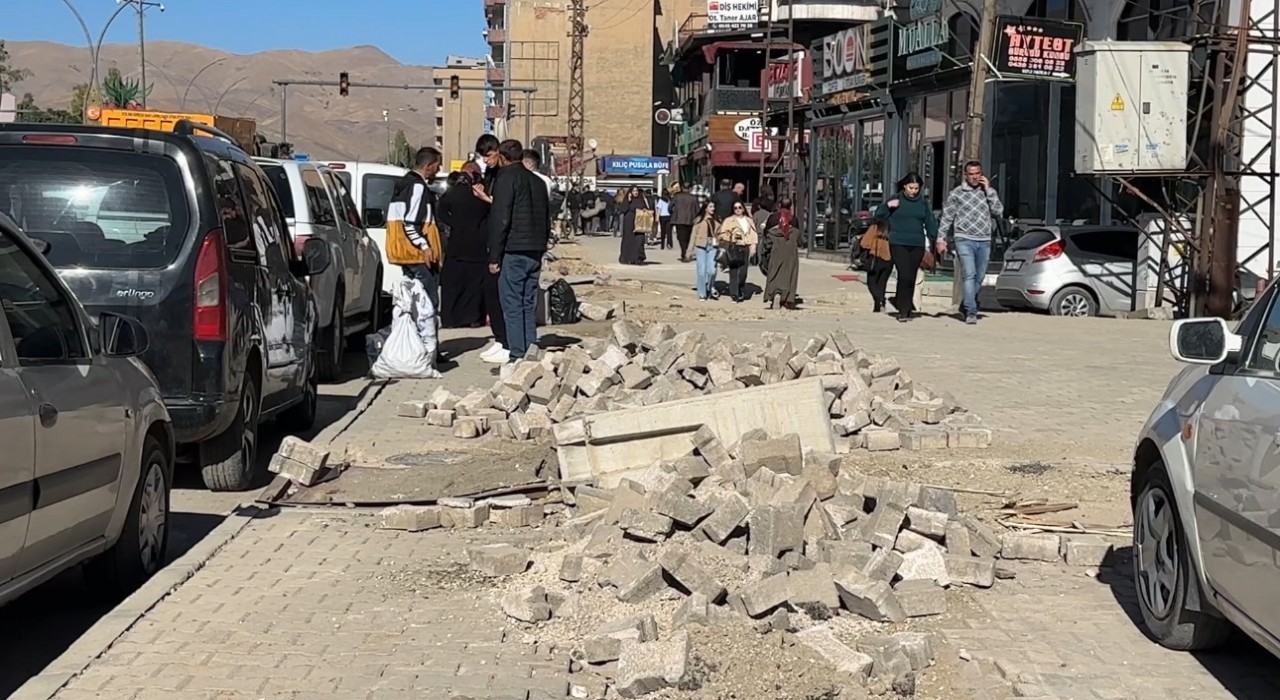 Yüksekovada kaldırımlar adeta köstebek yuvasına döndü