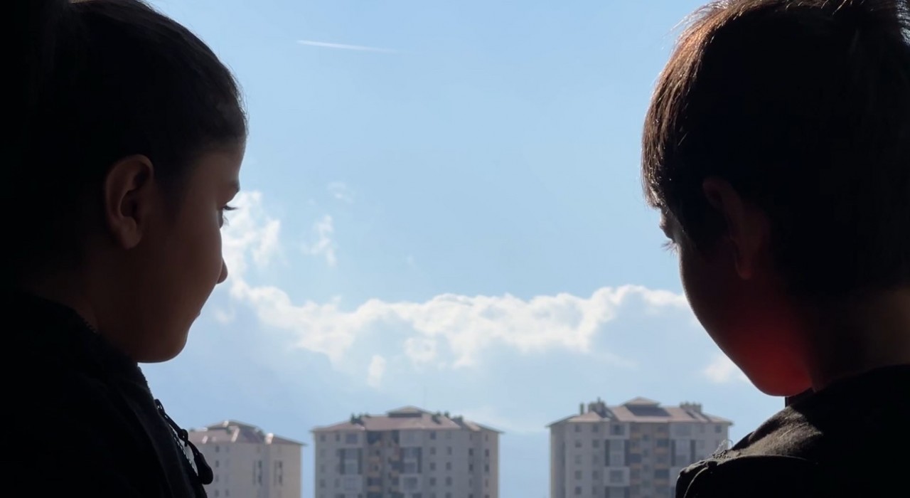 Yüksekovada karlı dağlar ve bulutlar birleşti