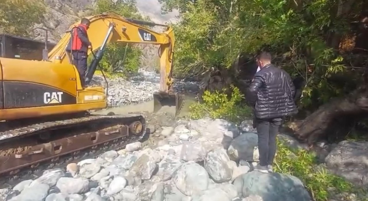 Yüksekovada kayıp İbrahim Neçir Kom için ekskavatörle arama: Acılı bekleyiş sürüyor