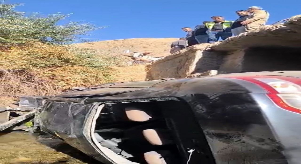 Yüksekovada kontrolden çıkan otomobil dereye uçtu: 4 yaralı