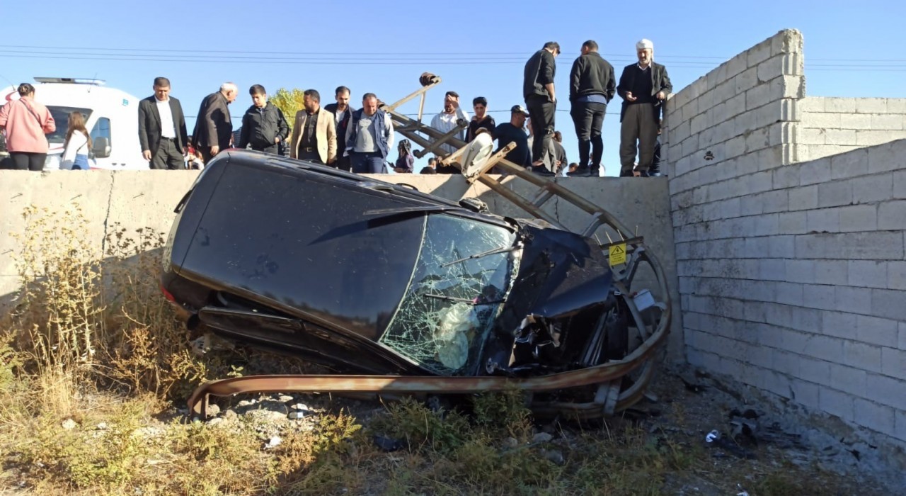 Yüksekovada kontrolden çıkan otomobil şarampole yuvarlandı: 5 yaralı