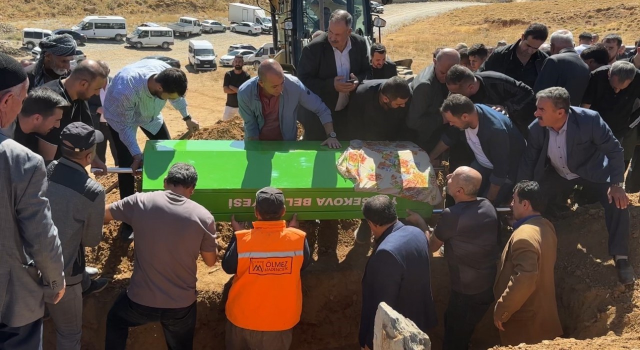 Yüksekovayı yasa boğan acı: 15 yaşındaki Arnisa Bozkurt gözyaşları arasında toprağa verildi