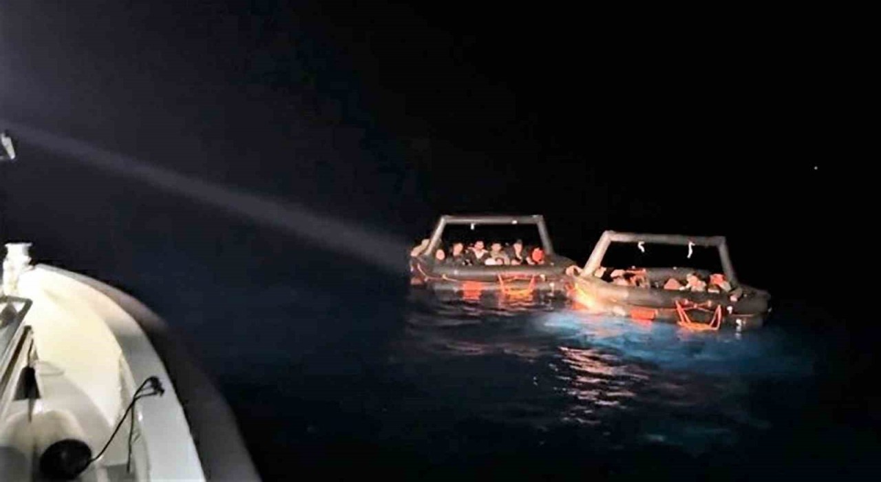 Yunanistan 32 düzensiz göçmeni Türk karasularına geri itti