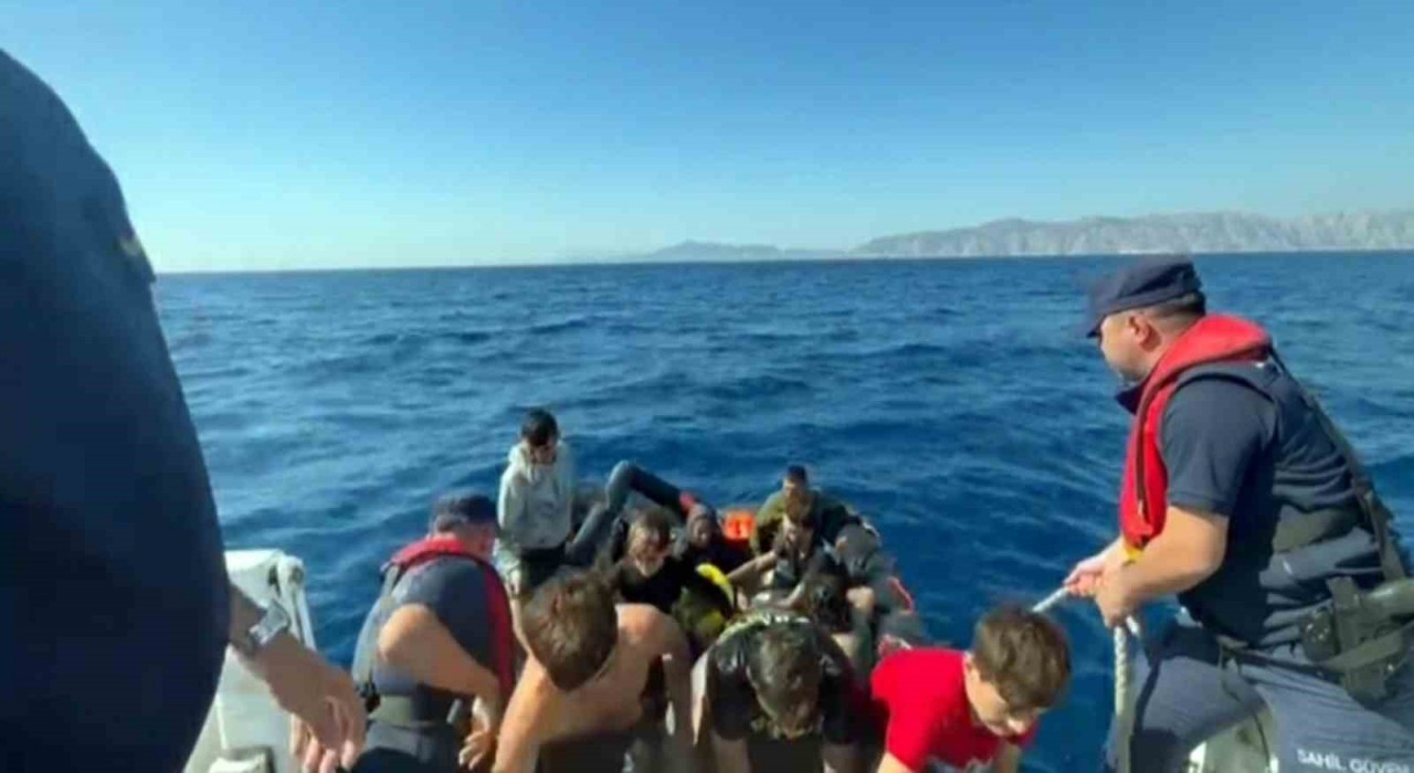 Yunanistanın geri ittiği 5i çocuk 22 düzensiz göçmen kurtarıldı