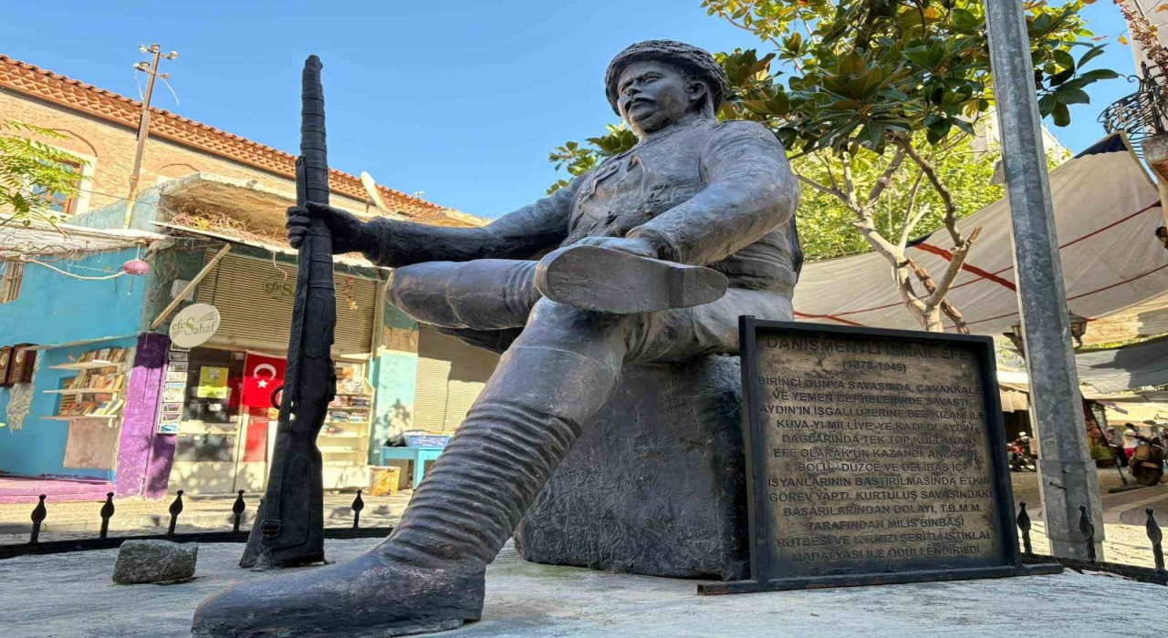 Yunanlıları kendi silahlarıyla vuran İsmail Efenin heykelindeki kama çalındı