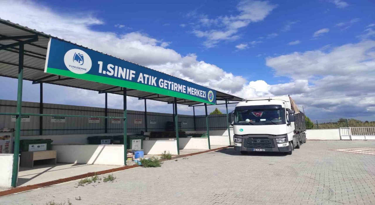 Yunusemrede 3 bin 200 kilogram ilaç toprağı zehirlemeden imha edildi