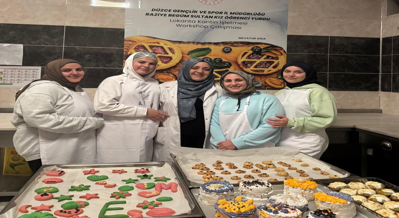 Yurtta kalan kız öğrenciler mutfağa girdi