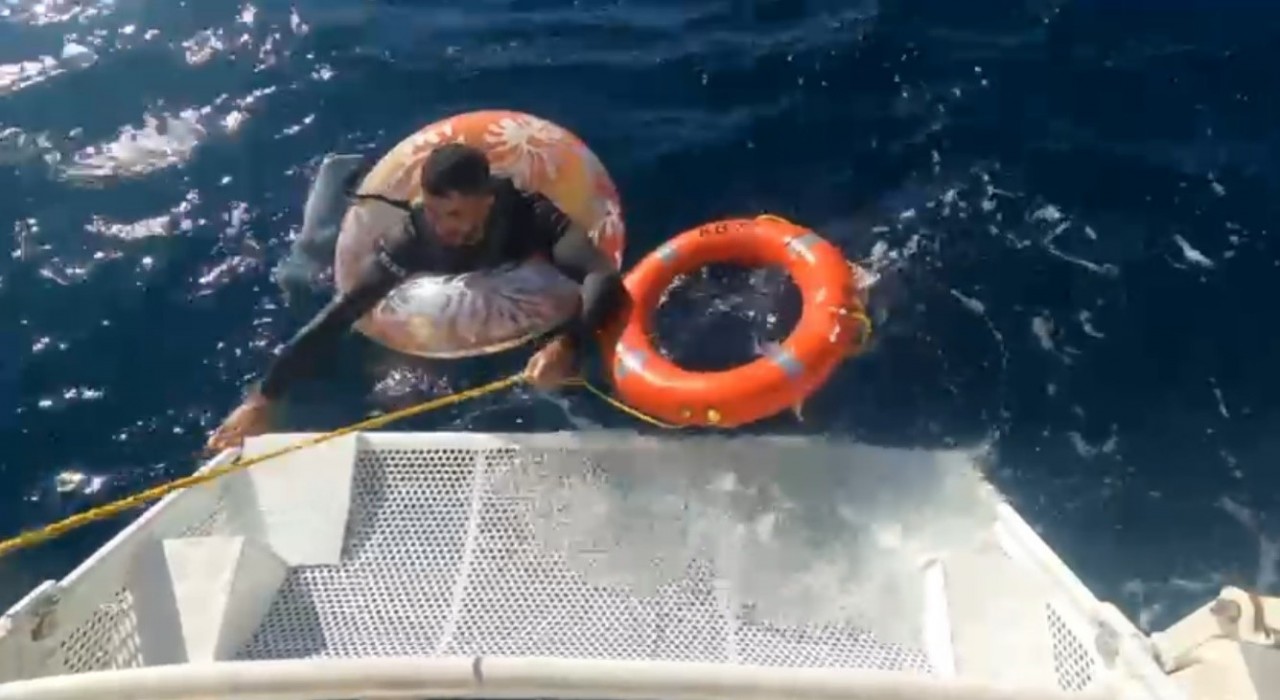 Yüzerek Yunanistana geçmeye çalışan düzensiz göçmen yakalandı