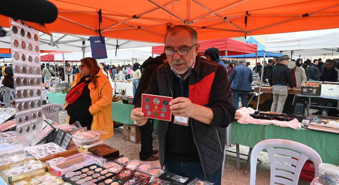 Yüzlerce yıllık kağıt ve madeni paralar tezgahta alıcılarını bekliyor