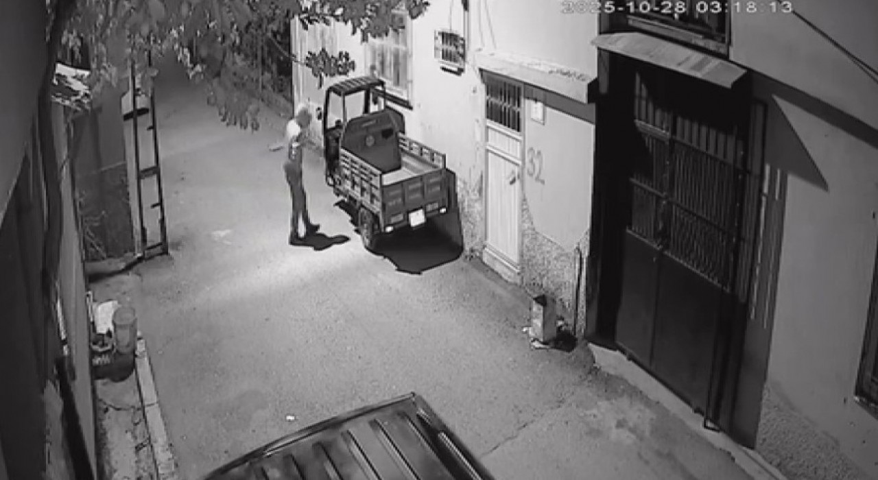 Yüzünü kapüşonla kapatarak mopedi dakikalar içinde çaldı