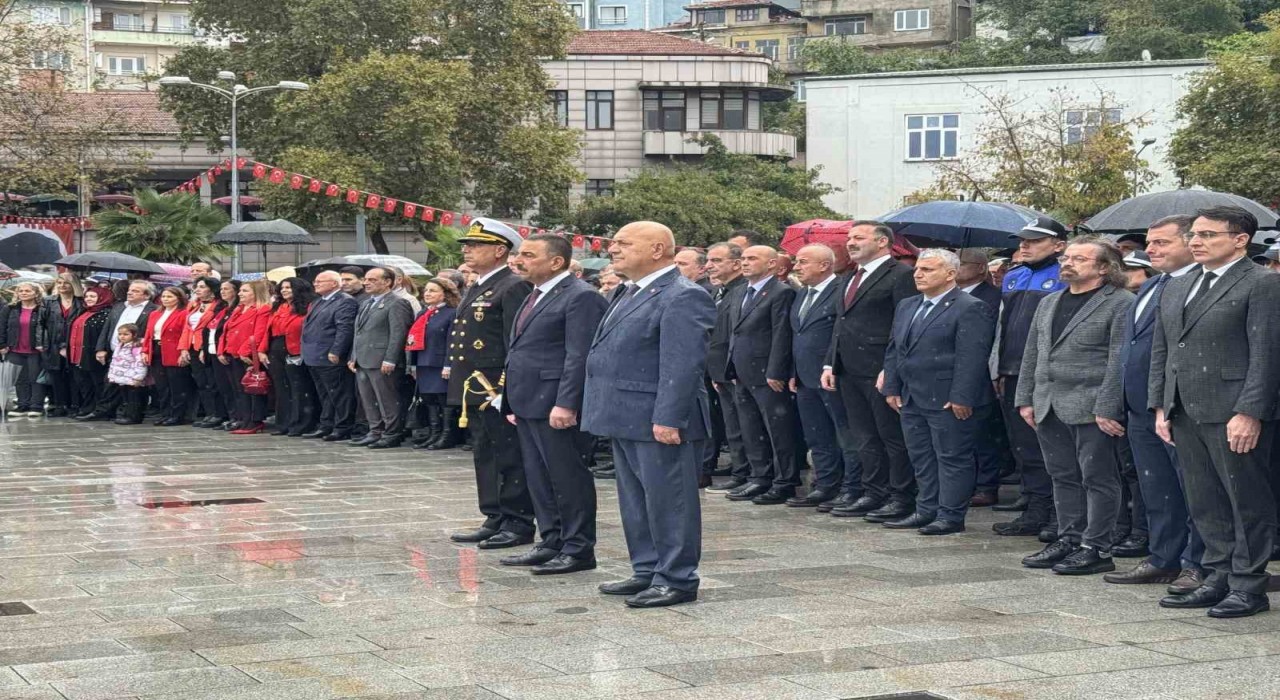 Zonguldakta 29 Ekim Cumhuriyet Bayramı çelenk töreni gerçekleştirildi